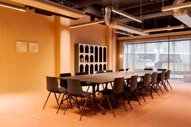 Flexible, very spacious and inspiring brainstorming and video conference room, which can also be used as a breakout room.